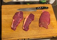 verschiedene Steaks in Vorbereitung